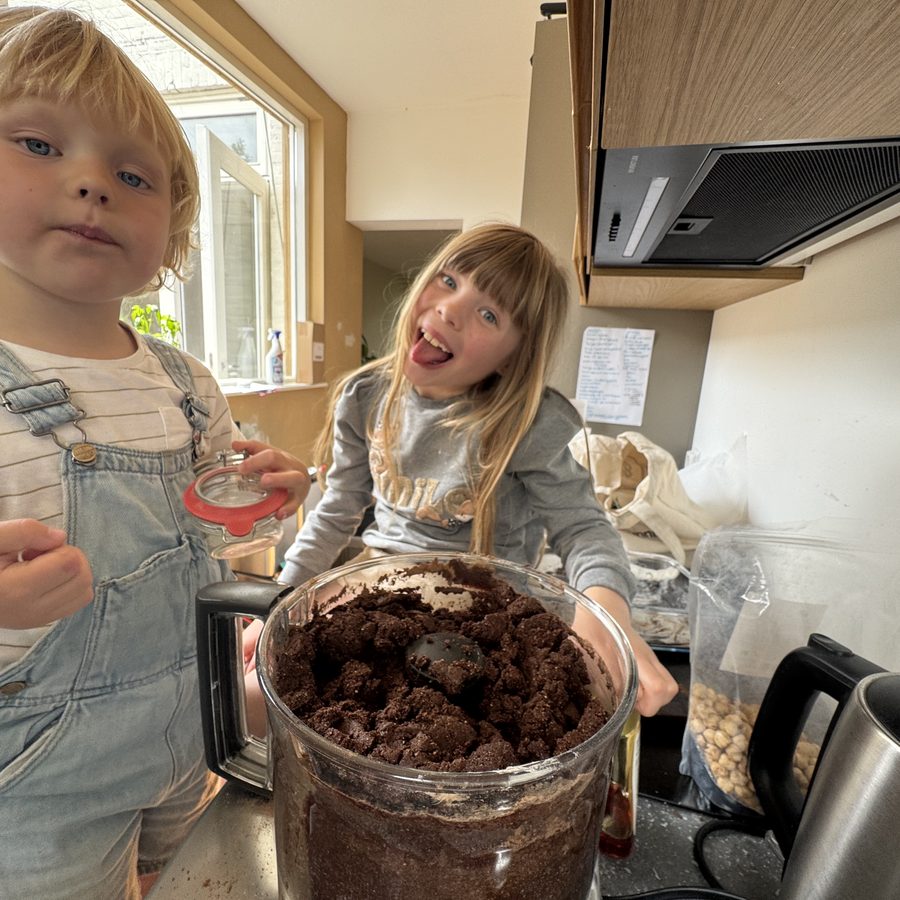 Ellis en Melle met verse chocopasta